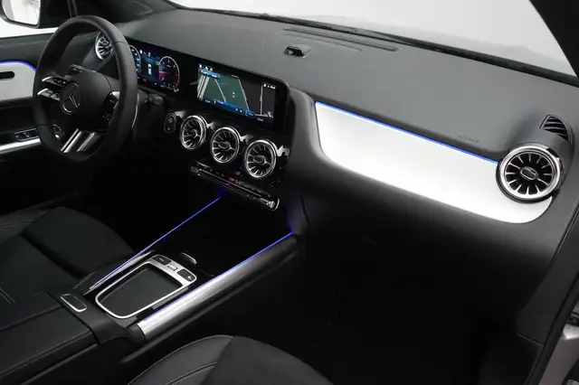 Mercedes-Benz GLA view 9