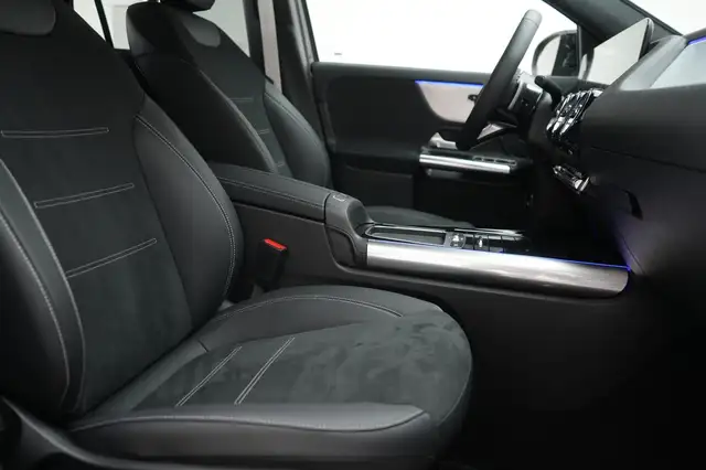 Mercedes-Benz GLA view 7