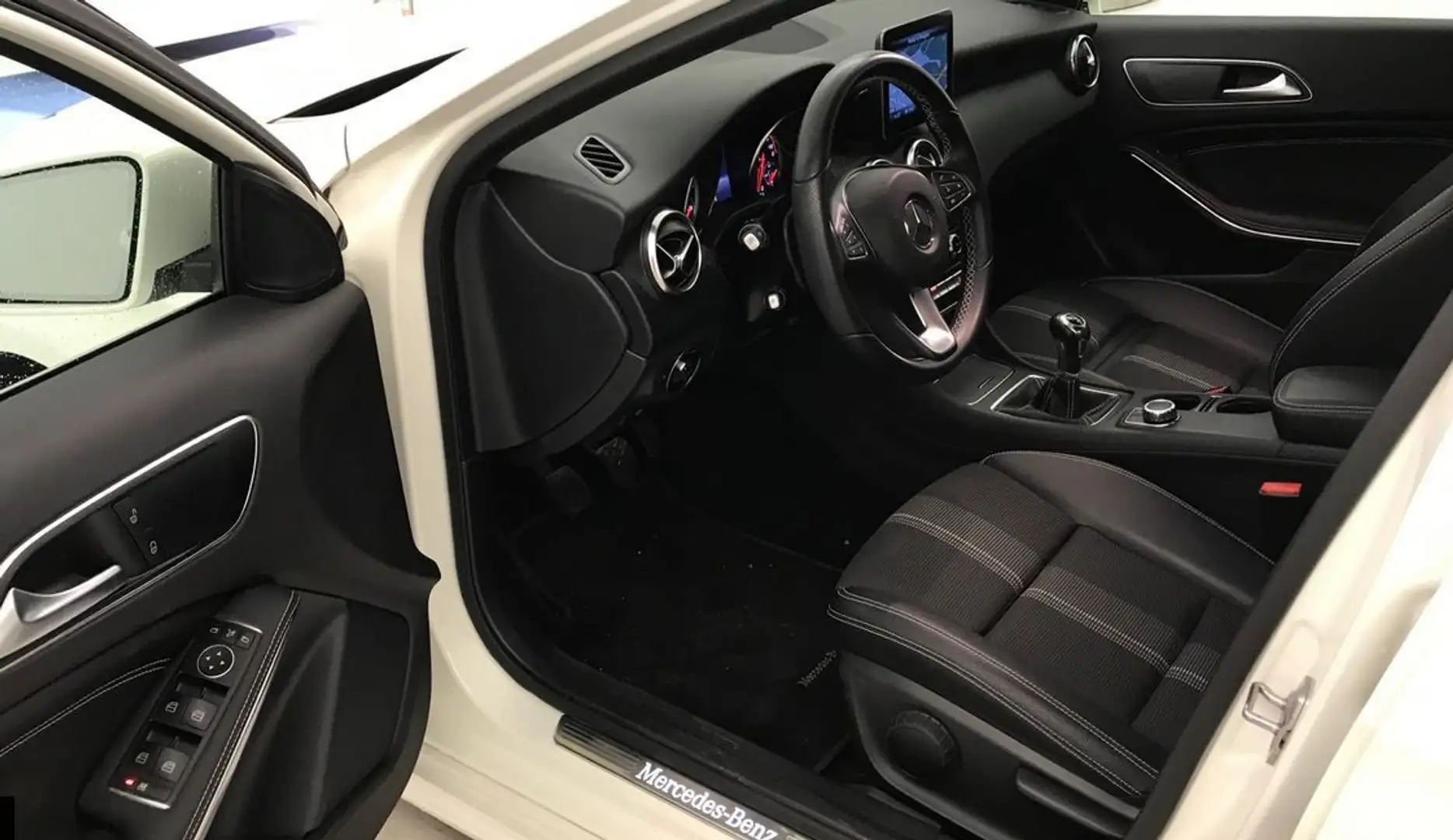 Mercedes-Benz A 180 URBAN 2018 NAVI LED nur 69tKM Blanc - 2