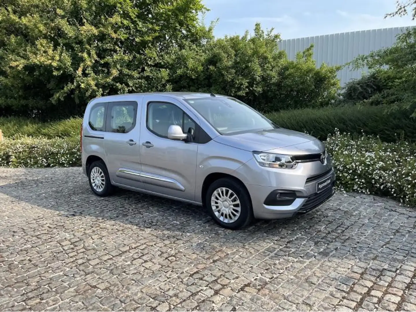 Toyota Verso Shuttle Argent - 1