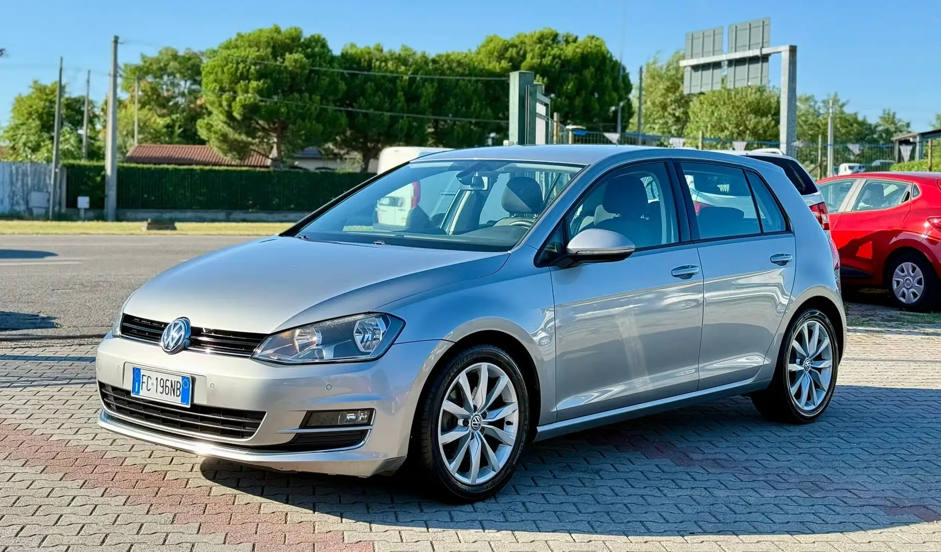 Volkswagen Golf 5p 1.6 tdi Executive 110cv dsg Grijs - 1