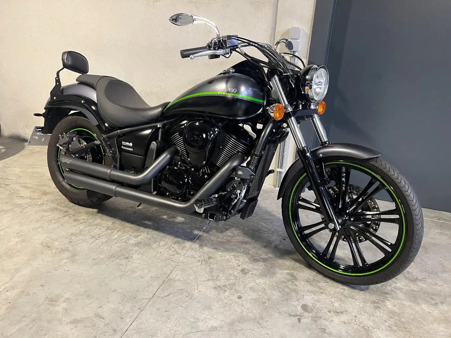 Kawasaki Vulcan 900 VN900 Custom met cruiser uitlaten in zeer mooie st - 1