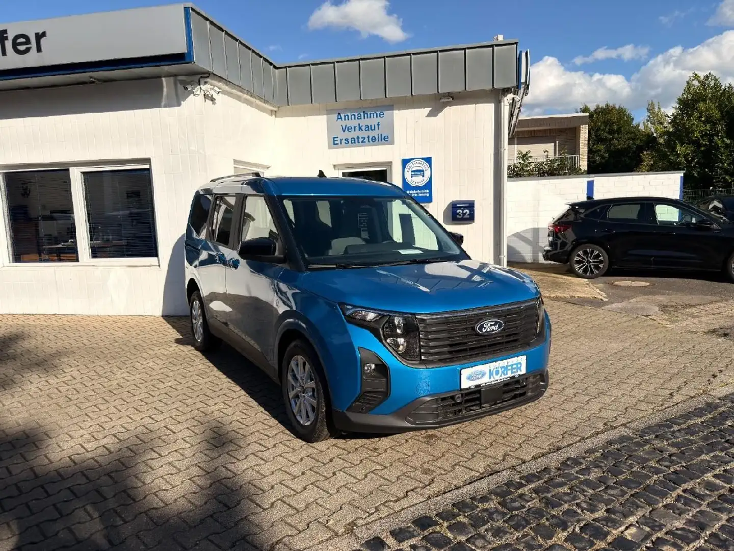 Ford Tourneo Courier Titanium Blau - 1