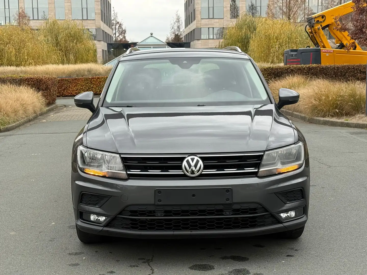 Volkswagen Tiguan 1.4 TSI Sound BMT Grijs - 2