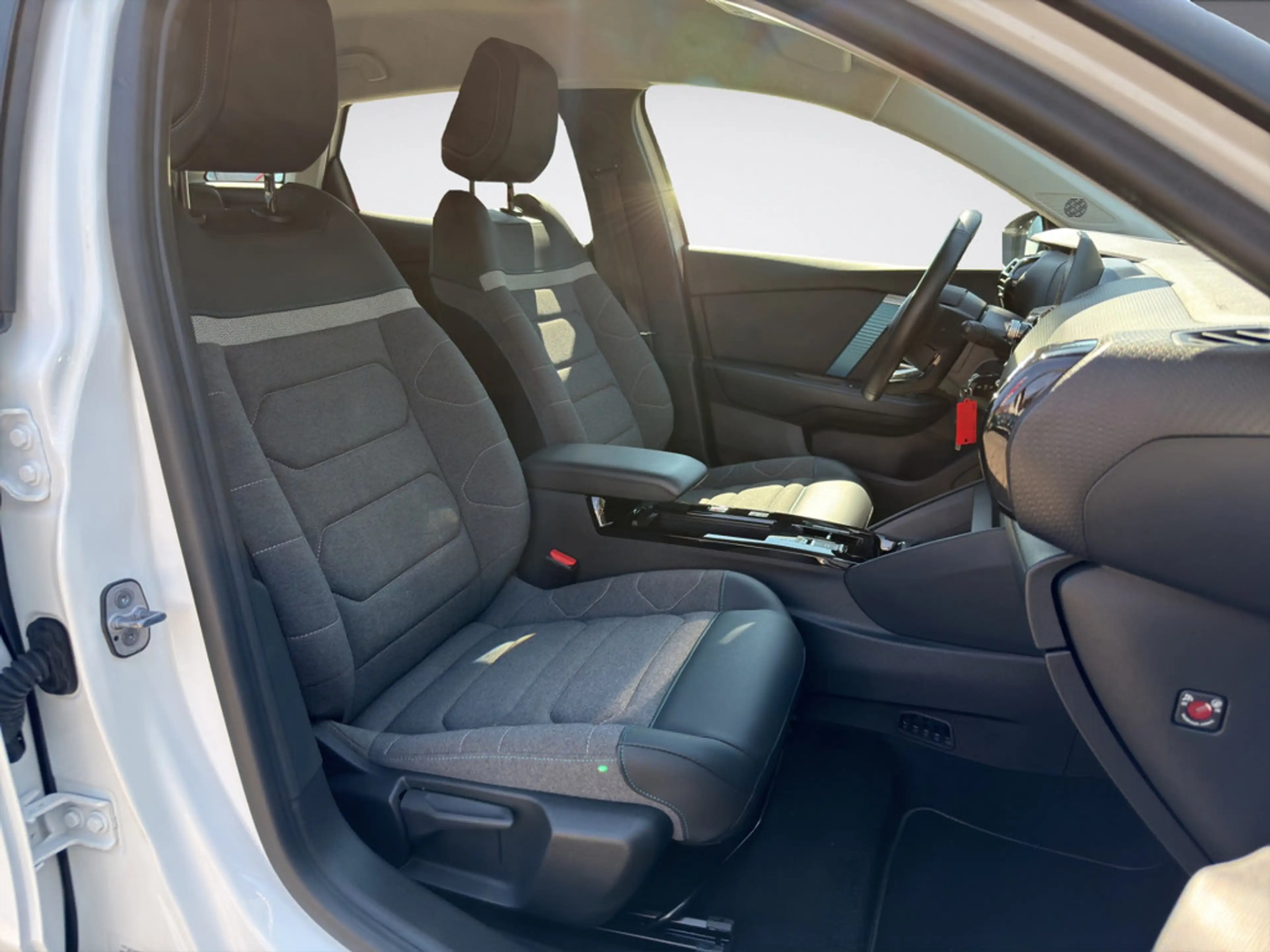 Citroen E-C4 Electric — photo 12