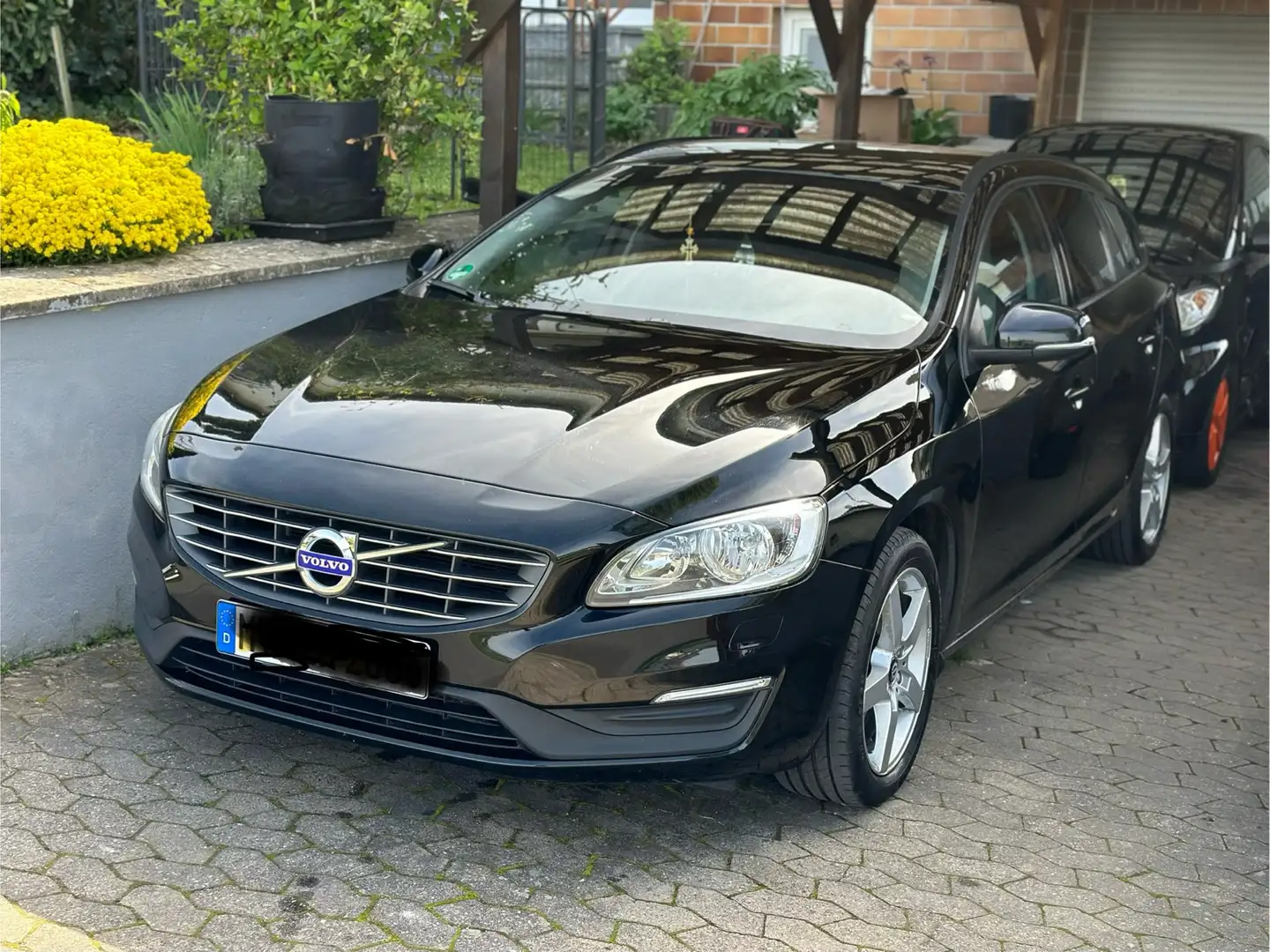 Volvo V60 D4 Geartronic Kinetic AHG,Standheizung,PDC Schwarz - 1