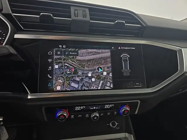 Audi Q3 view 14
