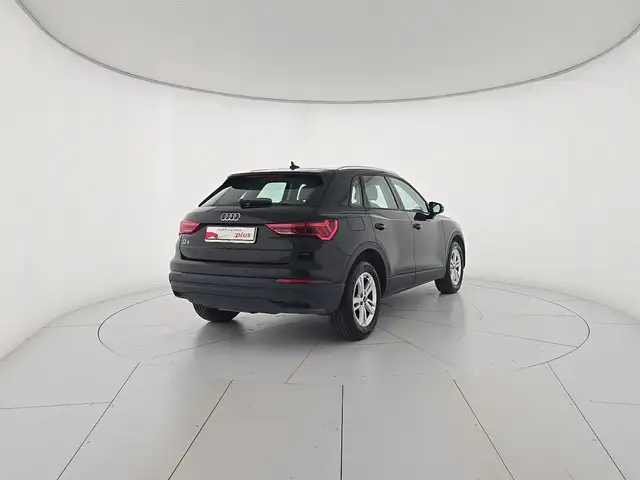 Audi Q3 view 5