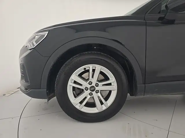 Audi Q3 view 8