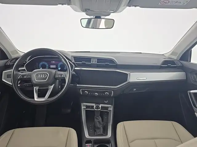 Audi Q3 view 11
