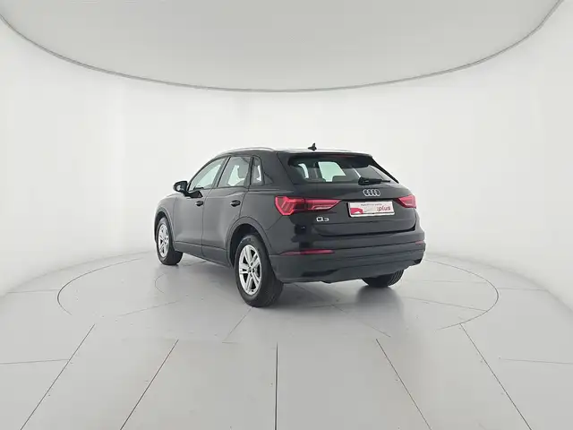 Audi Q3 view 3