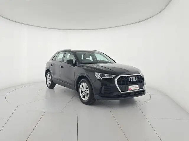 Audi Q3 view 6