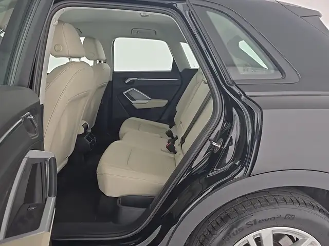 Audi Q3 view 10