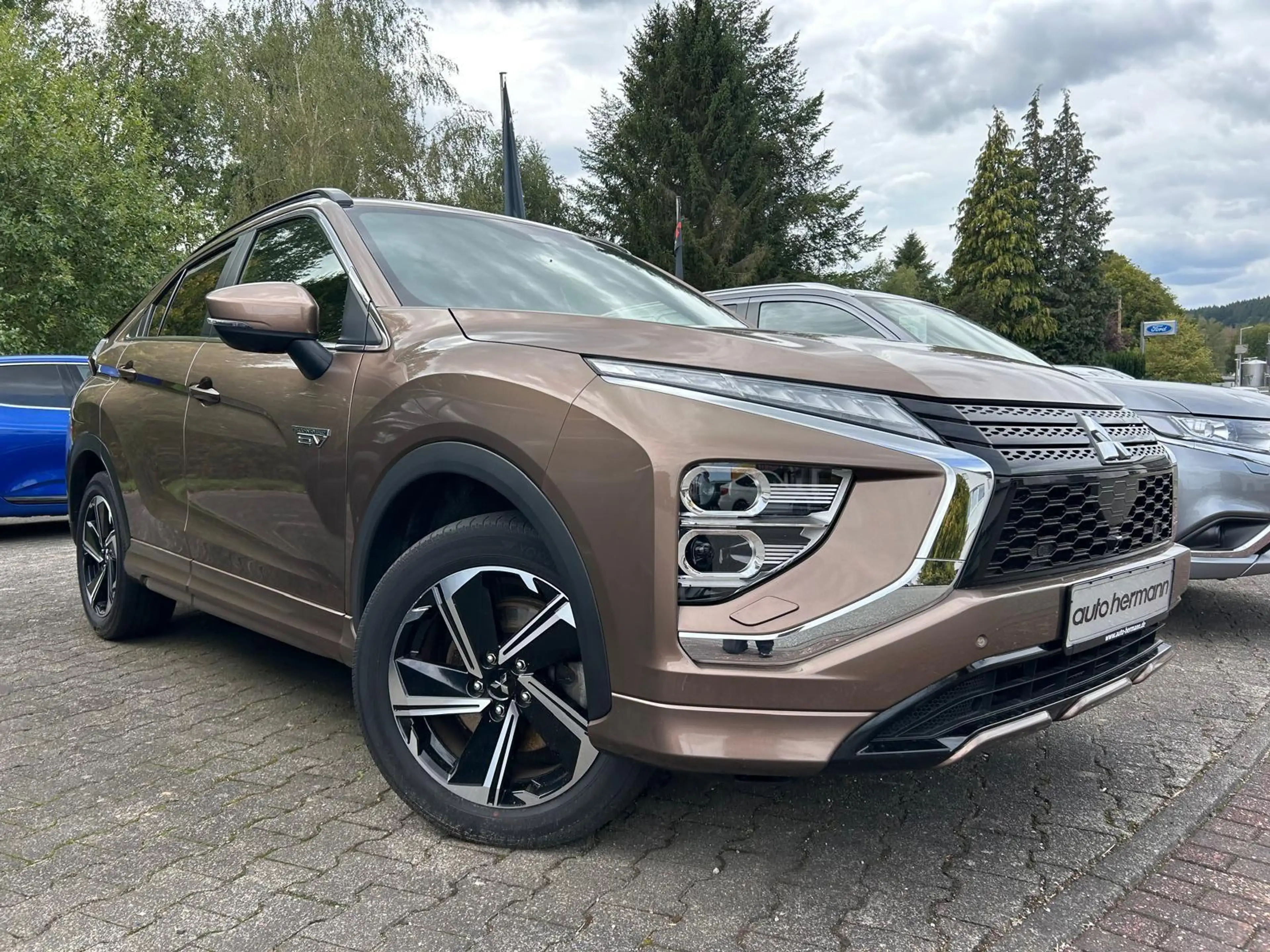 Mitsubishi Eclipse Cross Plus Select Black Hybrid 4WD — photo 3