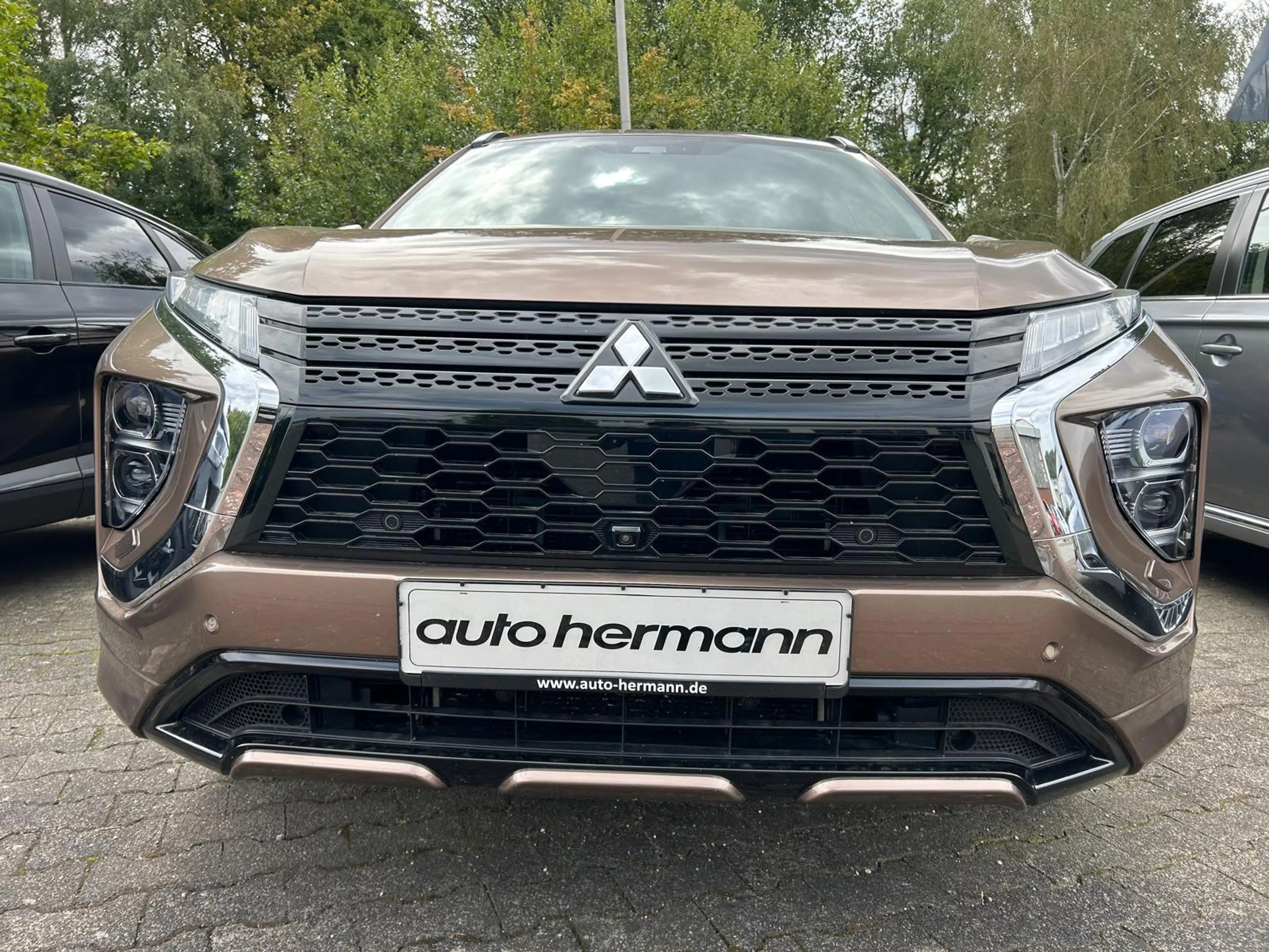 Mitsubishi Eclipse Cross Plus Select Black Hybrid 4WD — photo 2