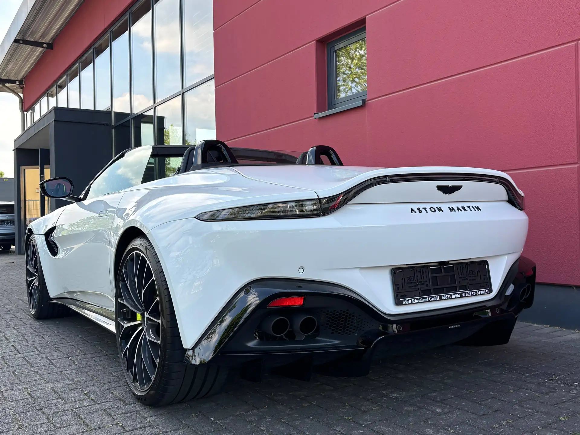 애스턴마틴 밴티지 Roadster 2023 흰색 사진 2