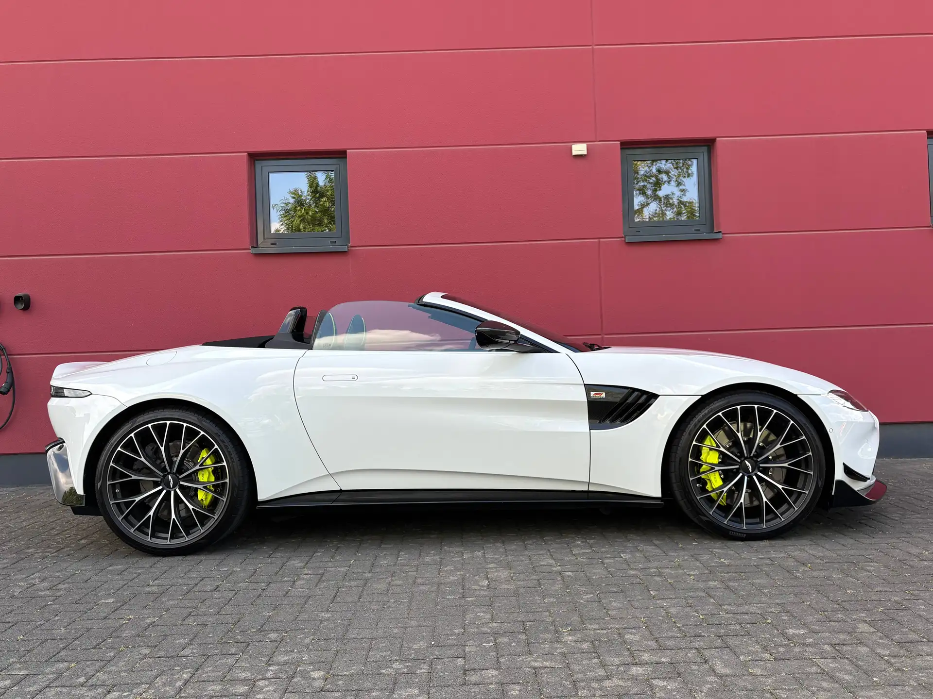 애스턴마틴 밴티지 Roadster 2023 흰색 사진 8