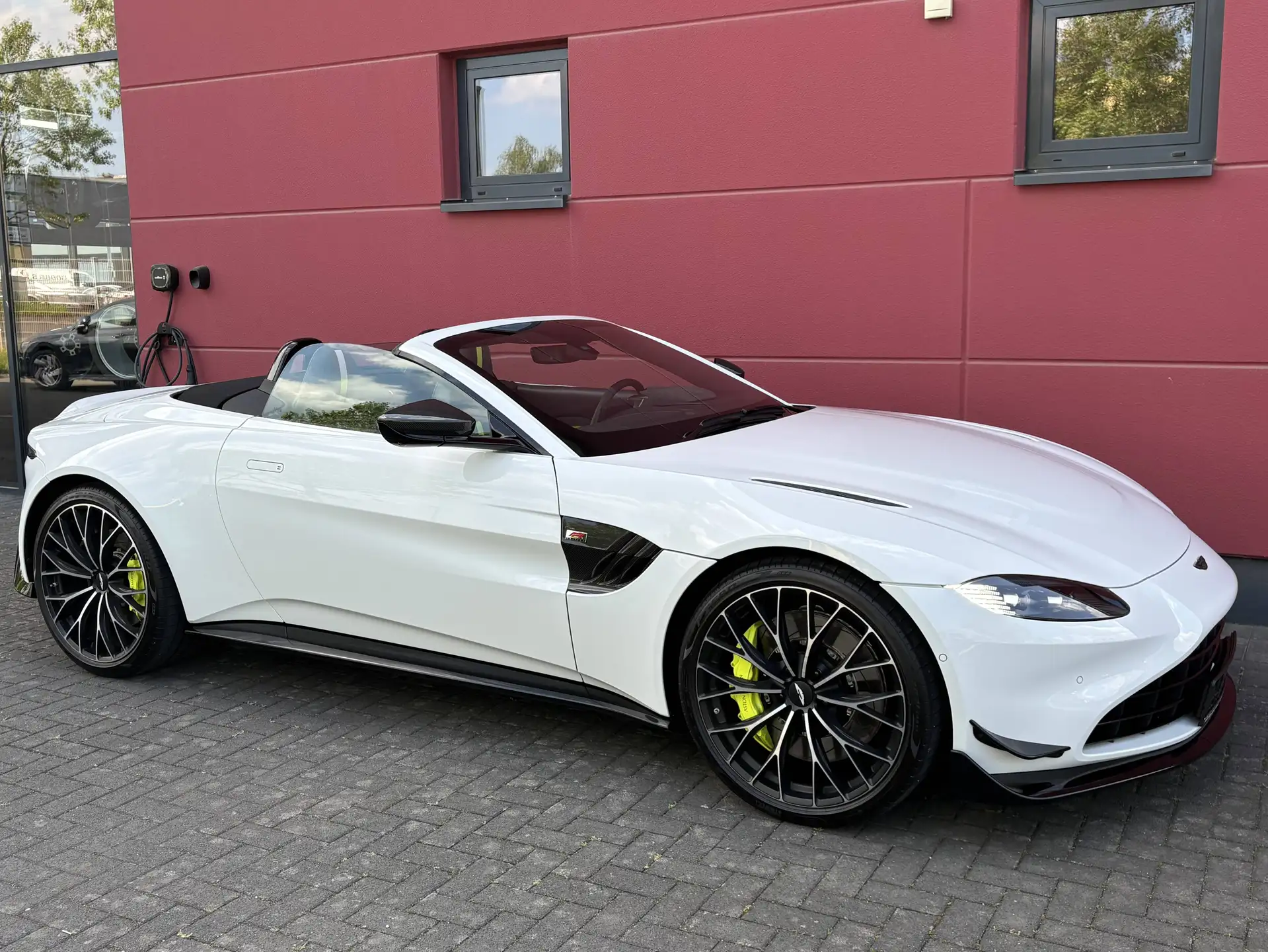 애스턴마틴 밴티지 Roadster 2023 흰색 사진 3