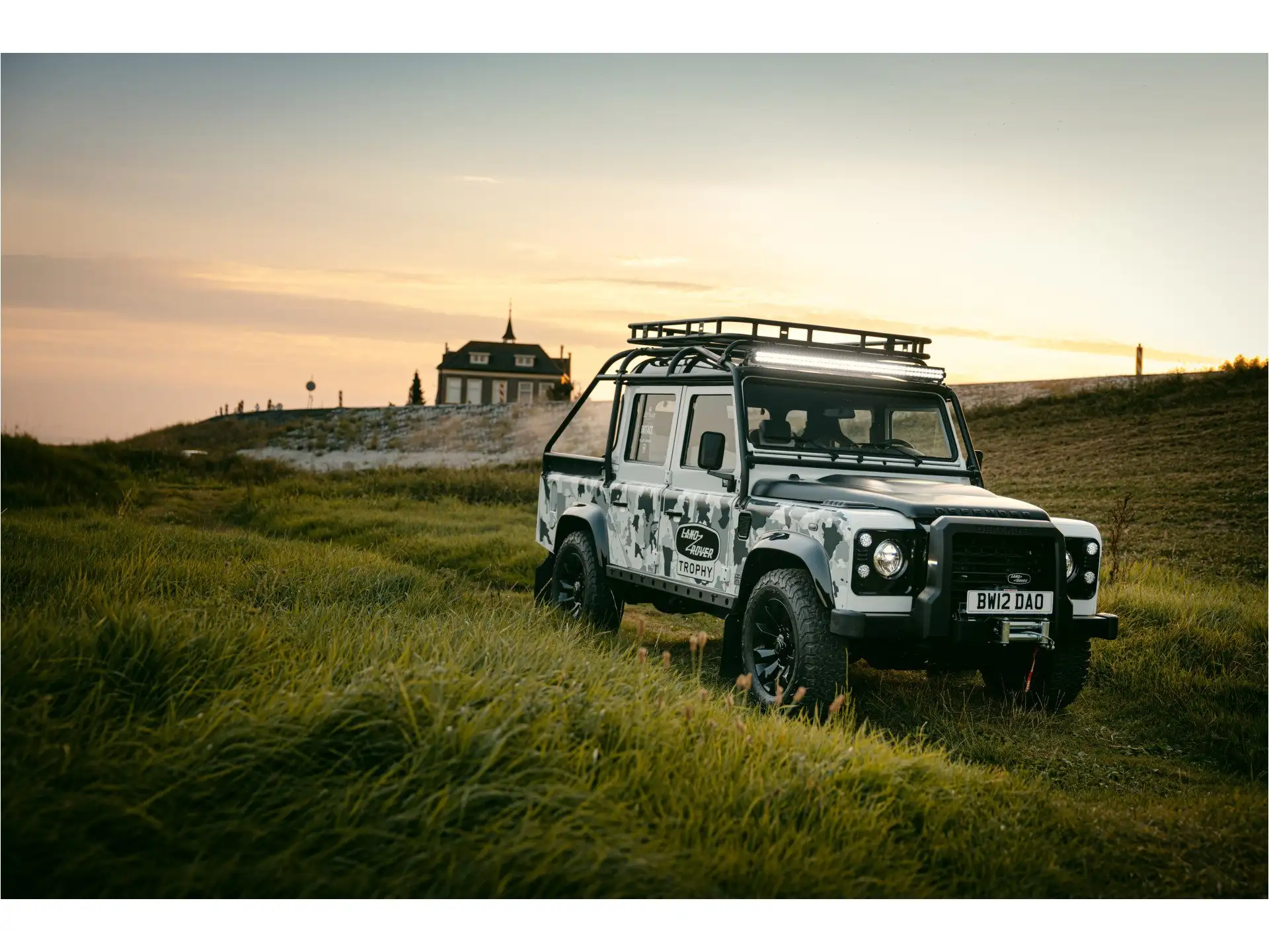 랜드로버 Defender P500 V8 2026 흰색 사진 5