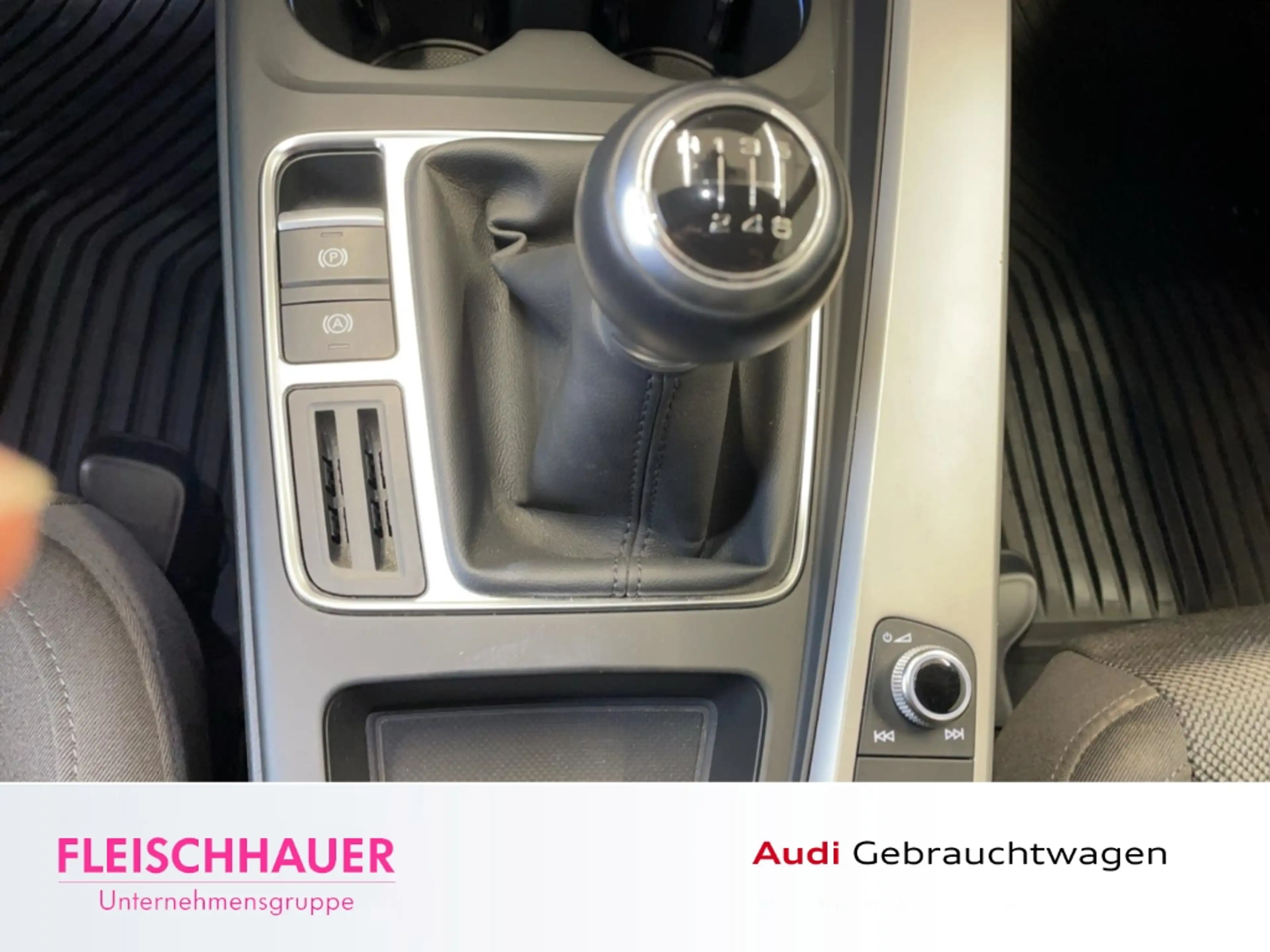 Audi A4 Avant 35 TFSI S line LED B & O Navi PDCv+h DAB Fer — photo 15