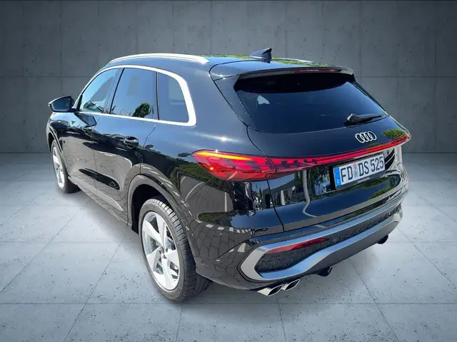 Audi Q5 view 3