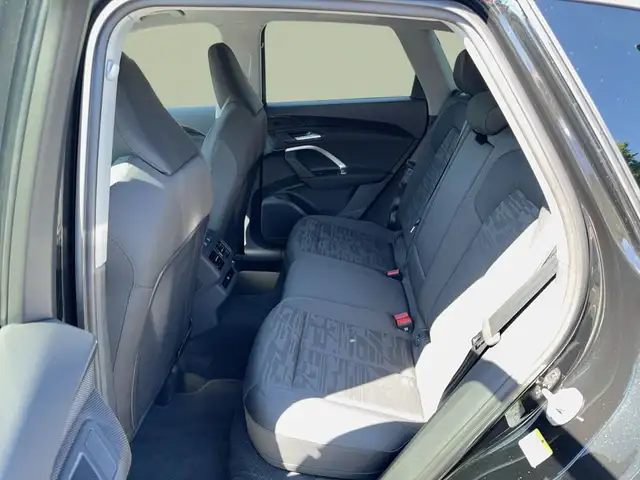 Audi Q5 view 12