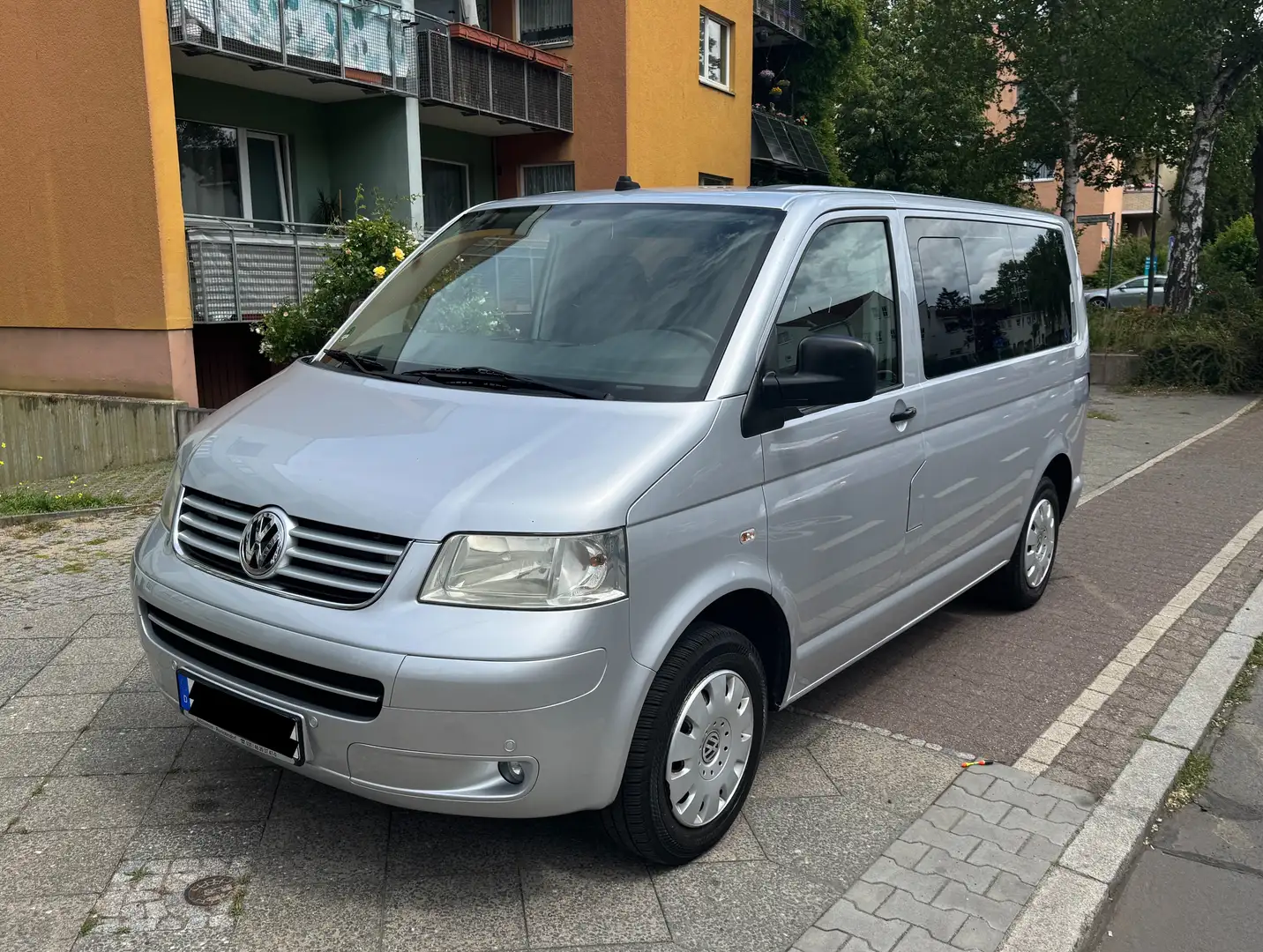 Volkswagen T5 Caravelle 2.5 TDI, Scheckheft, wenige KM, Camper, HU/AU neu Silber - 1