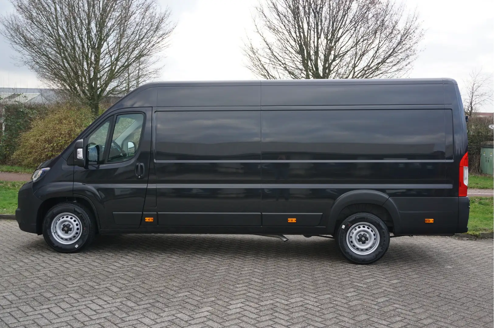 Fiat Ducato Maxi 35 2.2 180PK L4H2 EAT8 AUT BPM VRIJ!! Clima, Zwart - 2