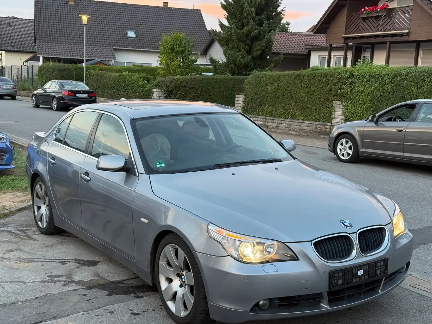 BMW 530 Baureihe 5 Lim. 530i* Automatik* Ausstattung Grau - 2