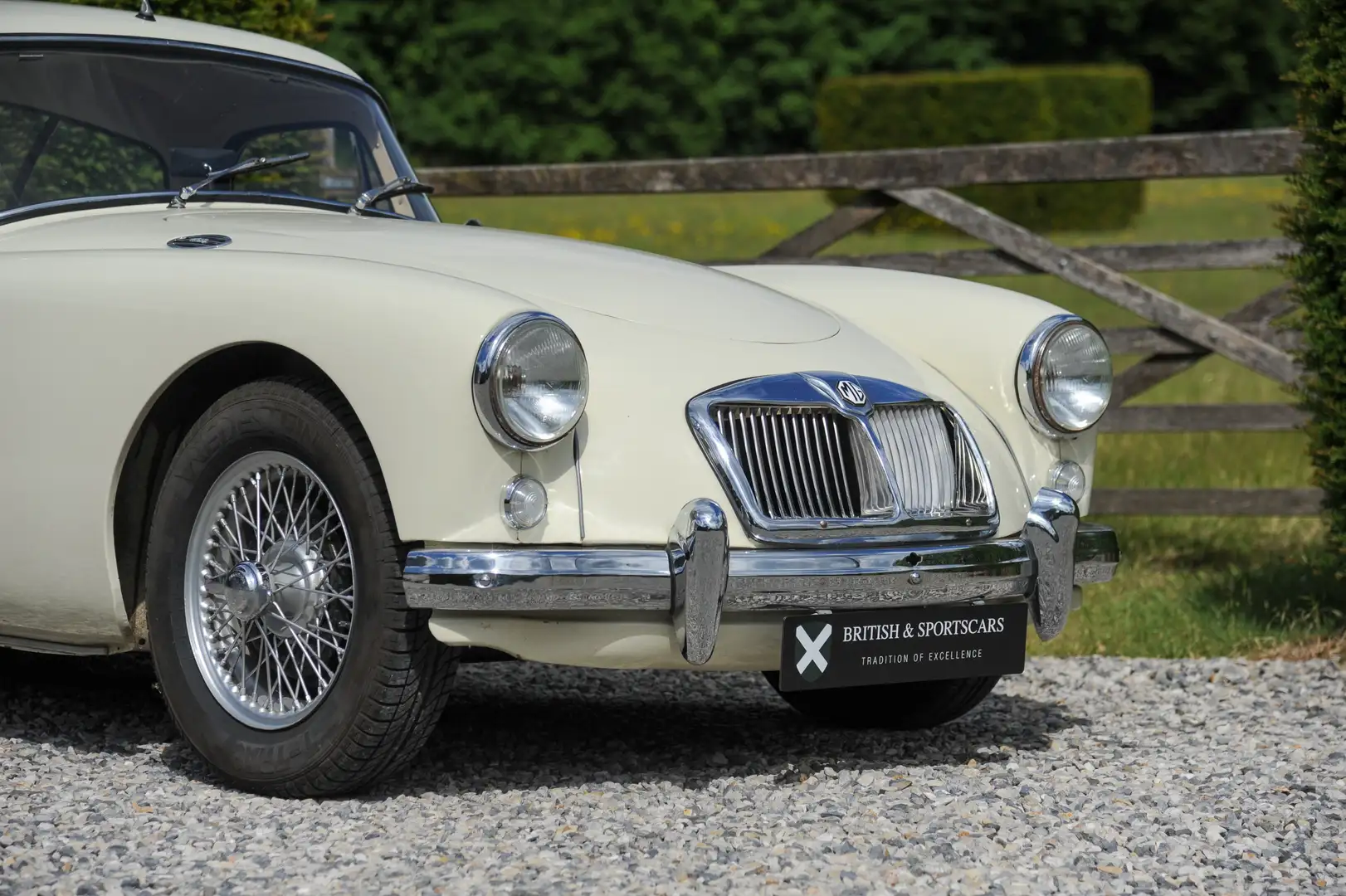 MG MGA Coupe Beige - 2