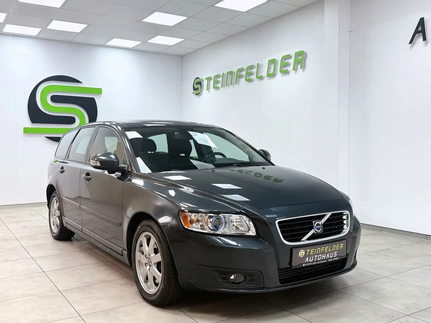 Volvo V50 D5 Momentum / SHZ / NAVI / AHK Grau - 1
