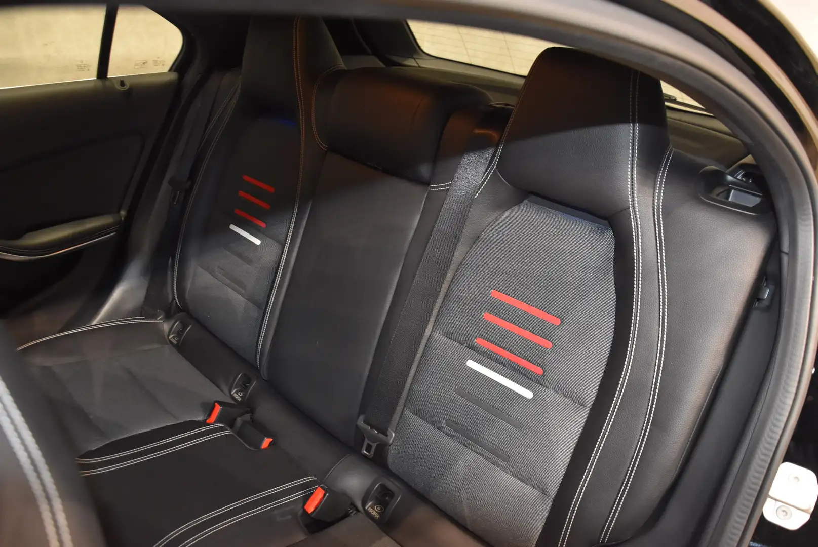 Mercedes-Benz A 180 A 180 d Aut. Schwarz - 2