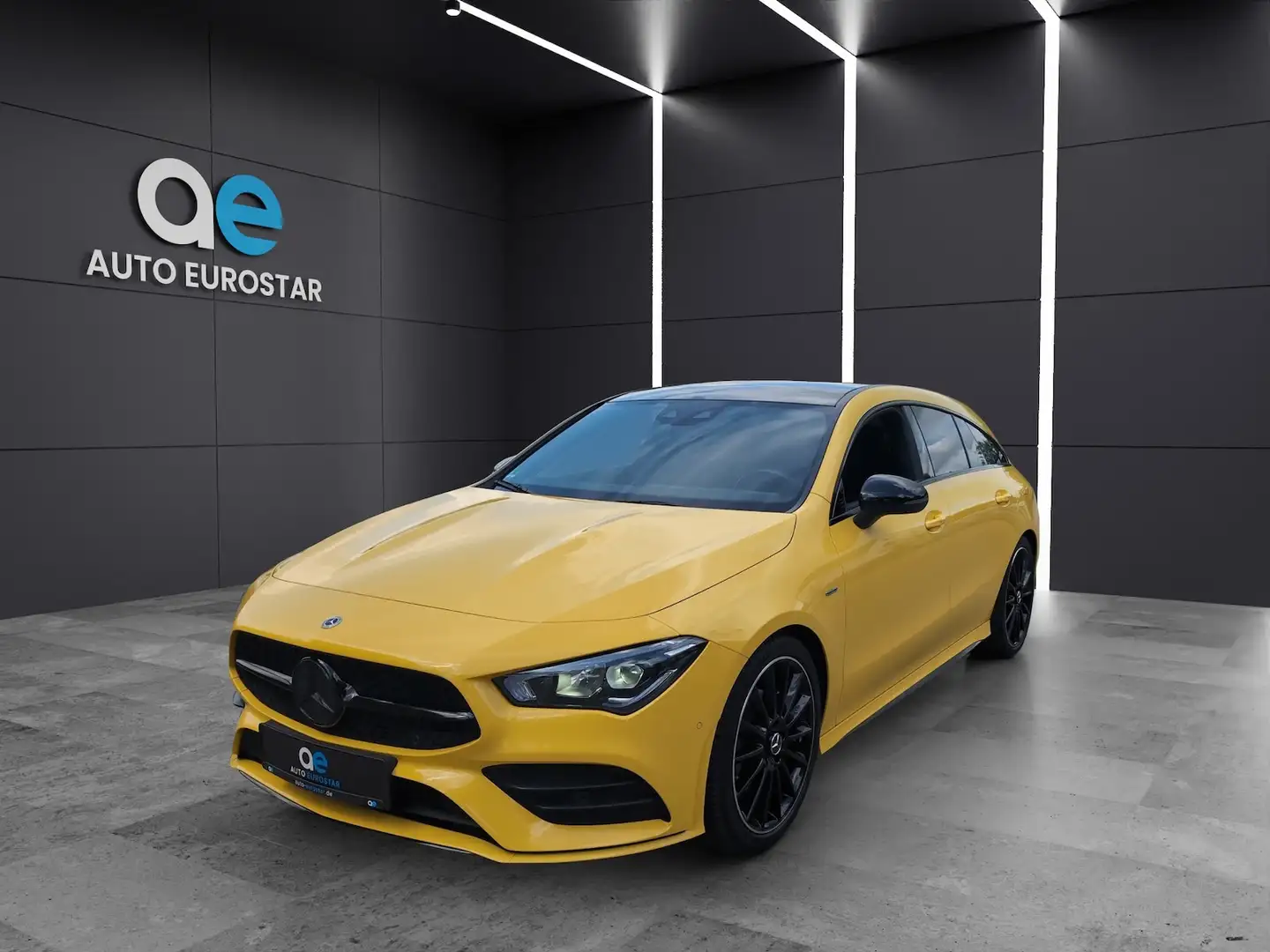 Mercedes-Benz CLA 200 AMG Night *Pano*AHK*LED* Geel - 1
