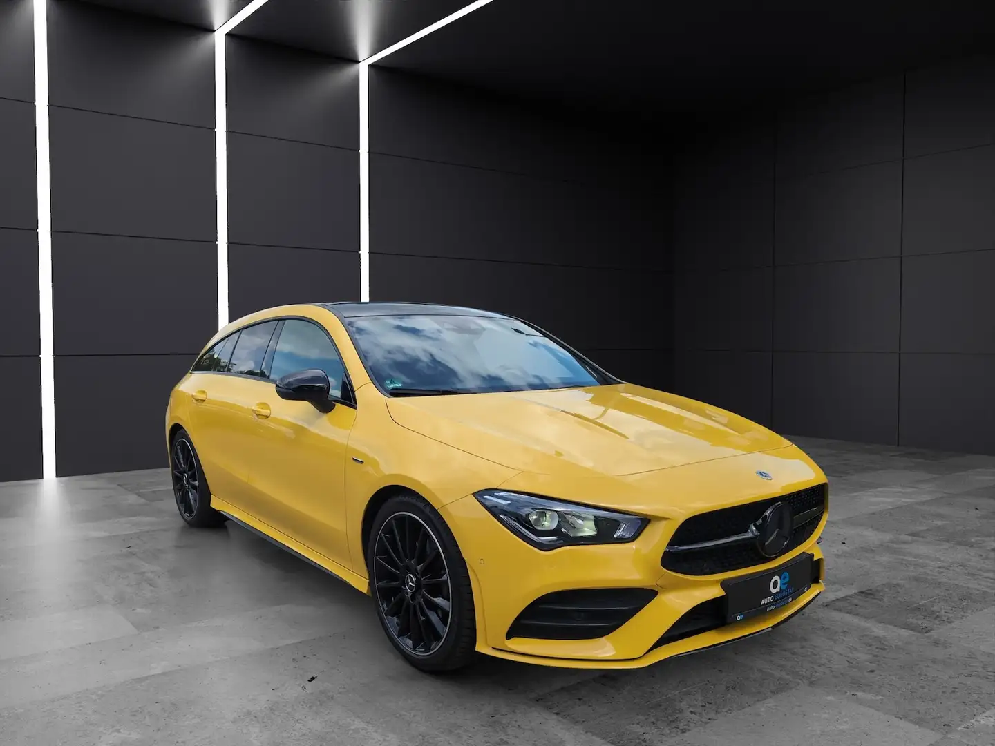 Mercedes-Benz CLA 200 AMG Night *Pano*AHK*LED* Geel - 2