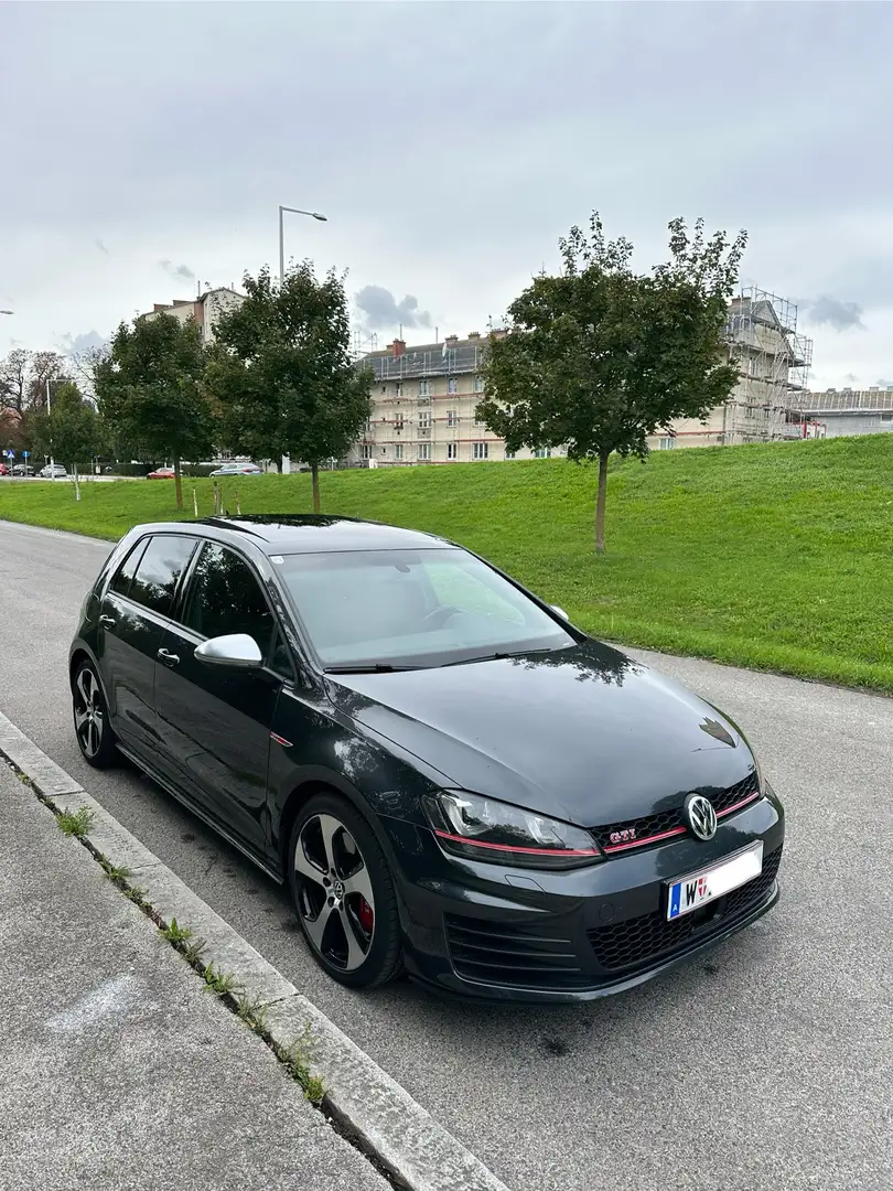 Volkswagen Golf GTI 2,0 TSI DSG Performance - 1
