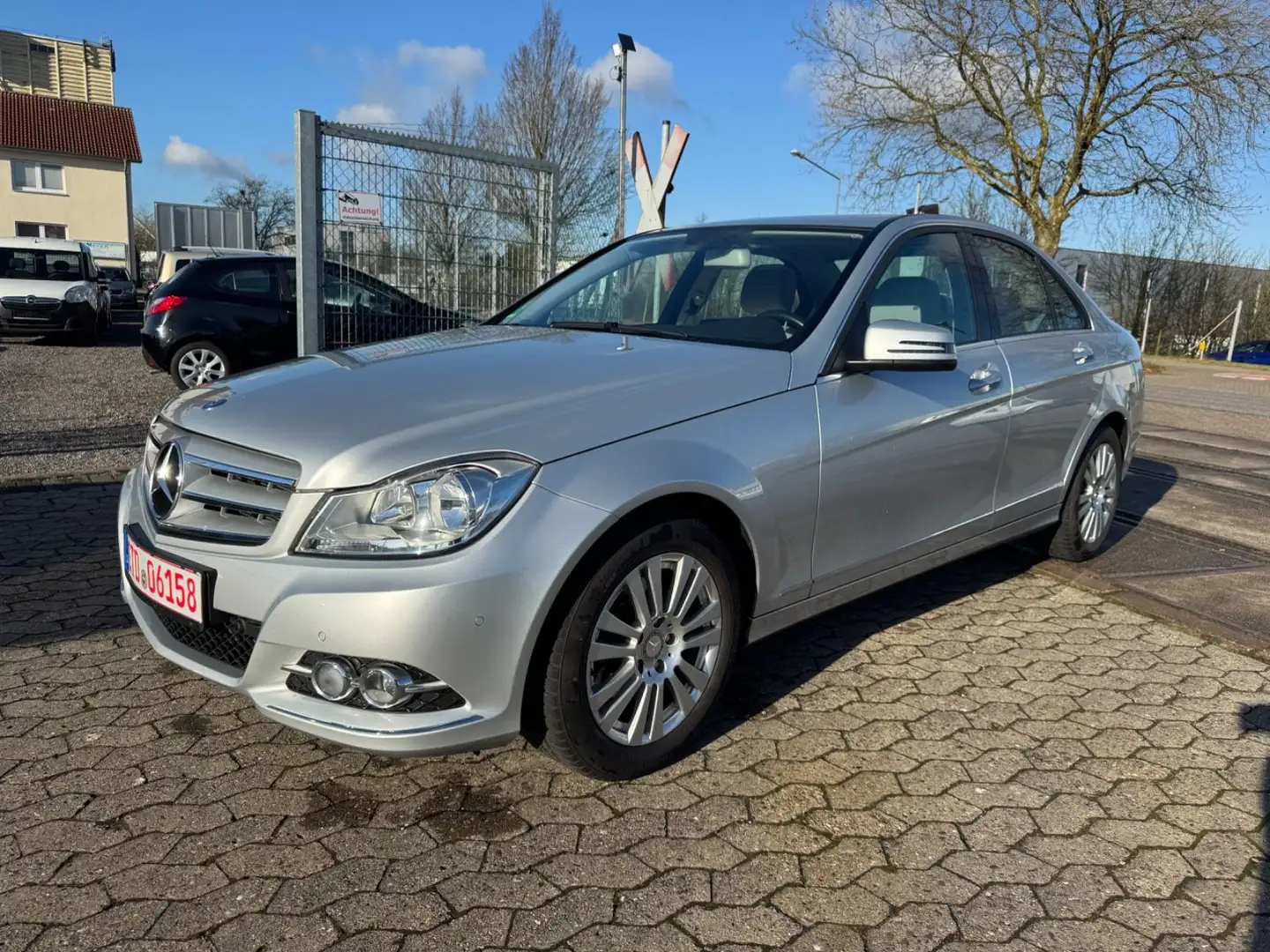 Mercedes-Benz C 180 C180 CGI BlueEfficiency Lim.*1.Hand*18tkm*Navi* Silber - 1
