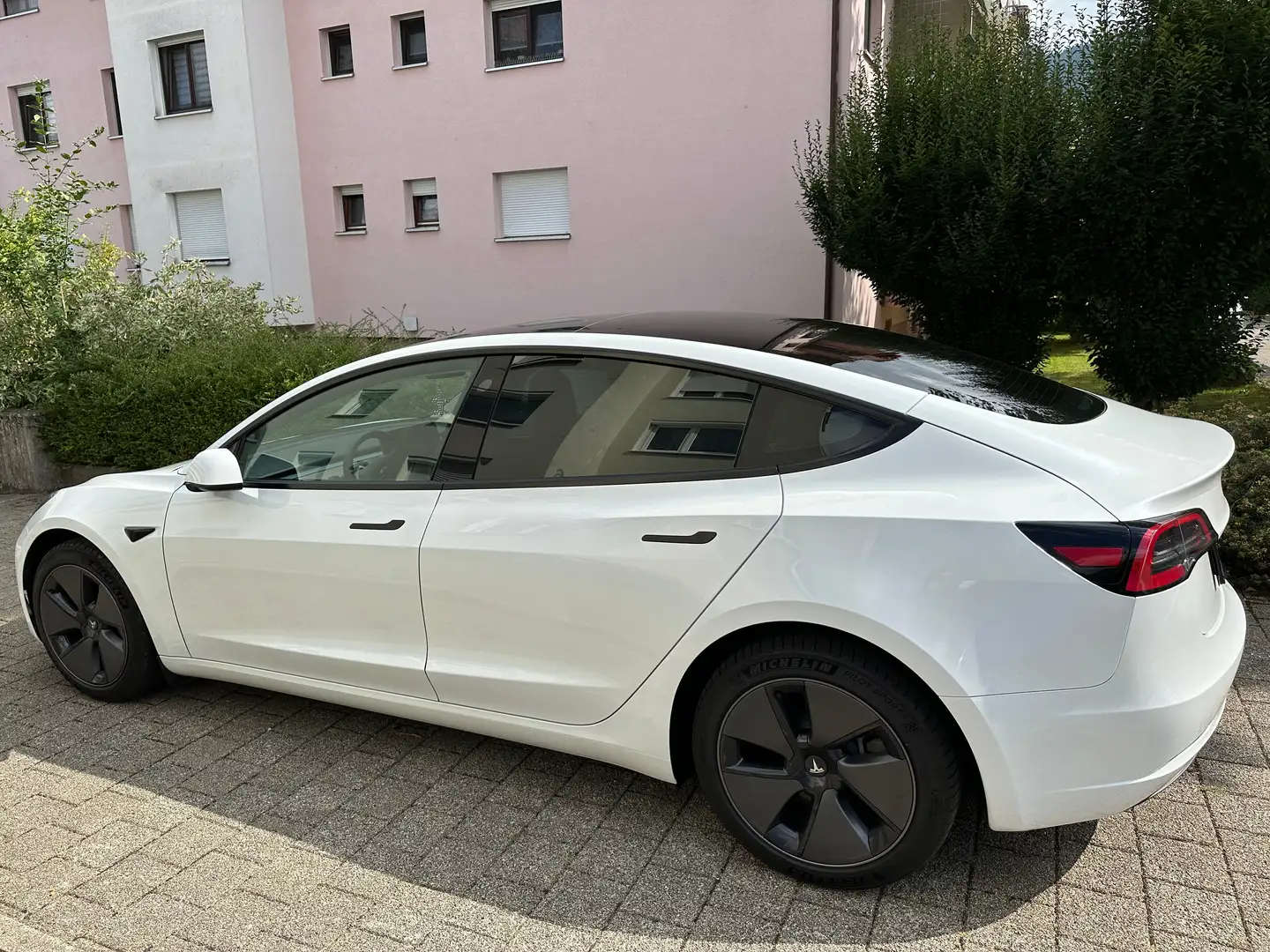 Tesla Model 3 Tesla M3 SR+ AHK Matrix 8-fach top Zustand Weiß - 1