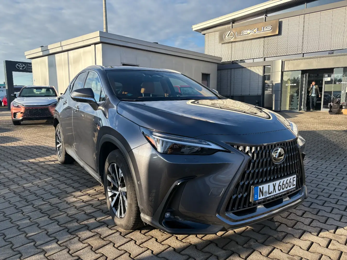 Lexus NX 450h+ Plug-in Hybrid Luxury Line LED, Pano, BT Grau - 2