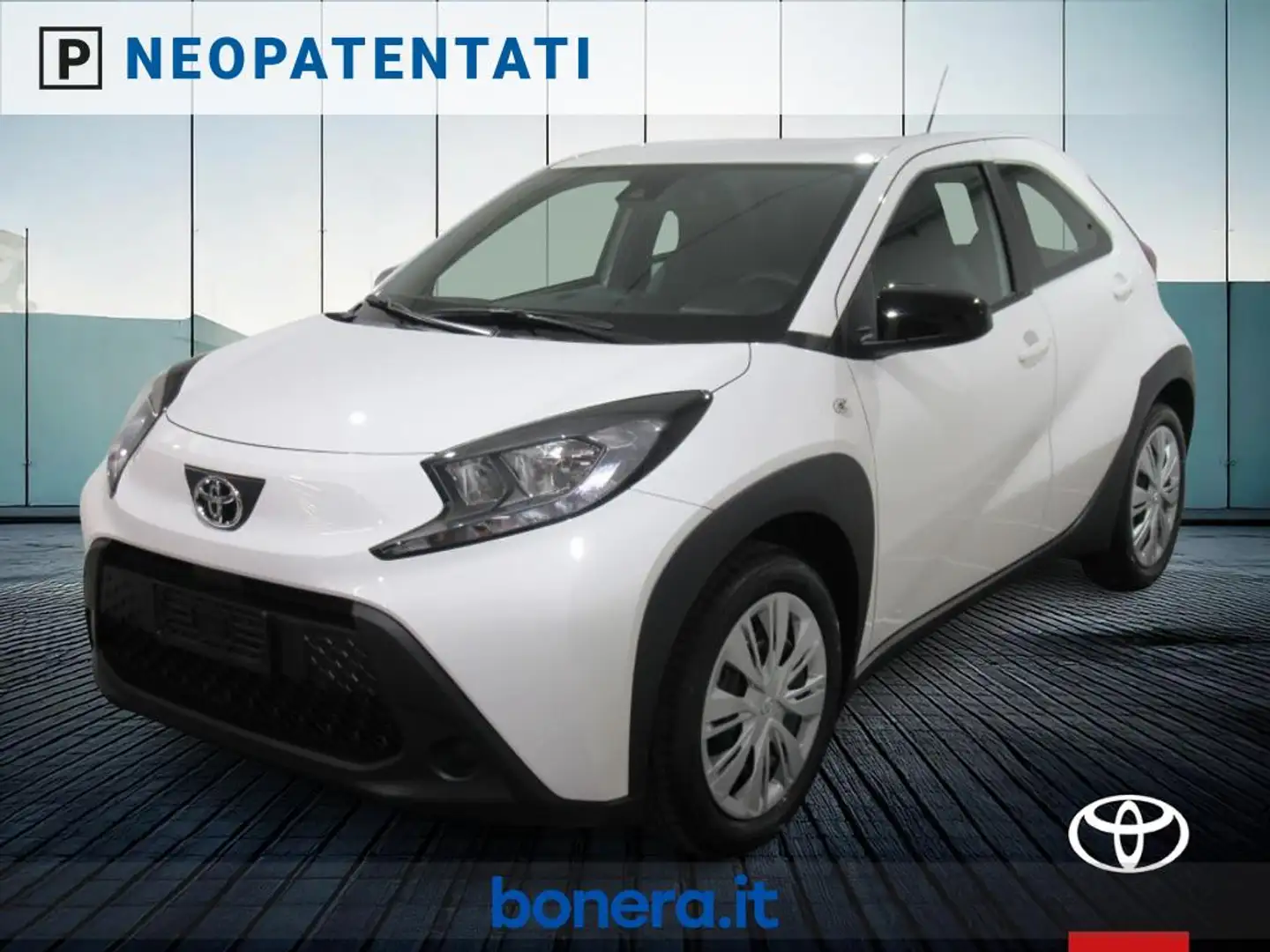 Toyota Aygo X 1.0 Active 72cv s-cvt Bianco - 1