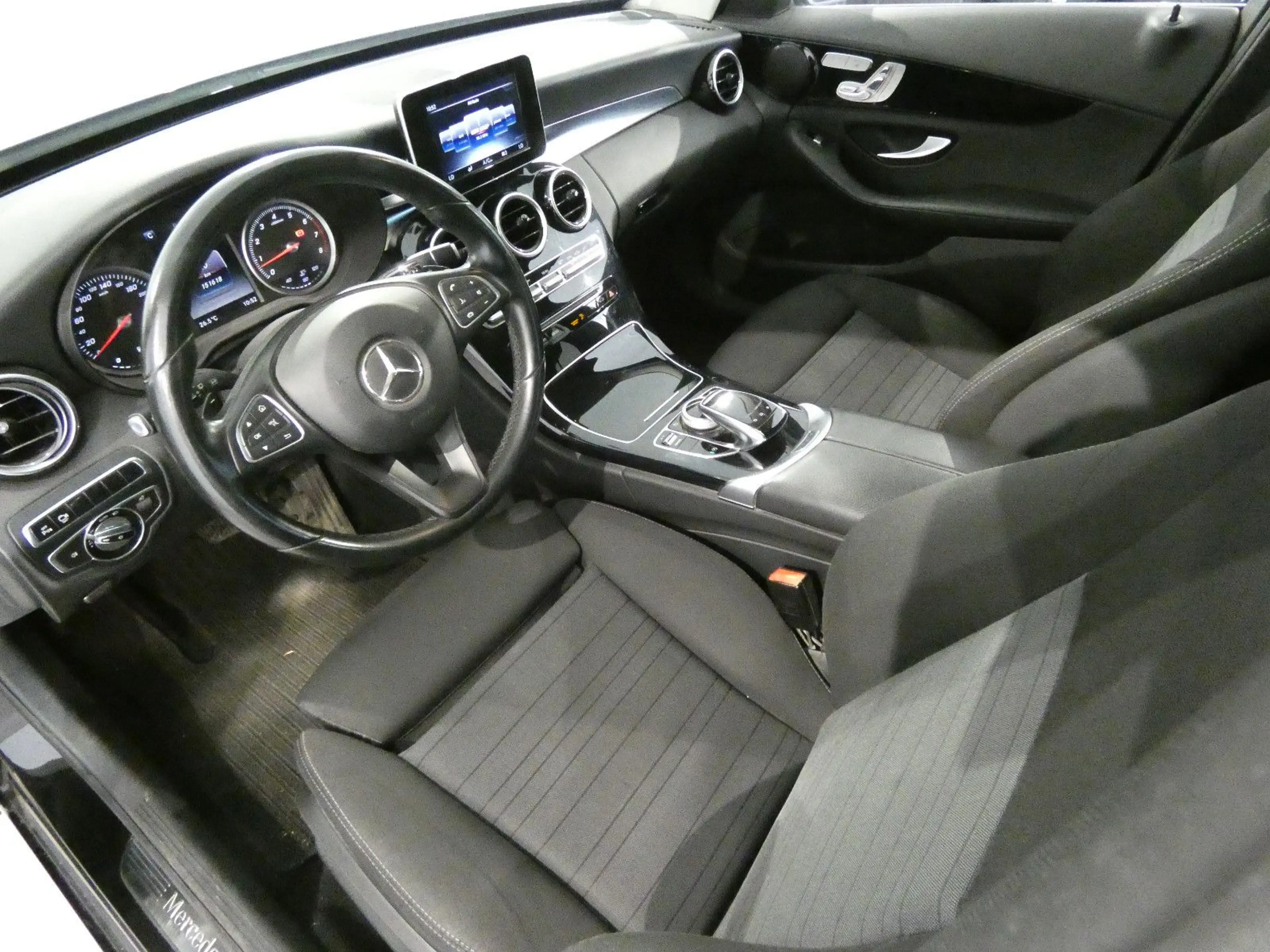 Mercedes-Benz C 250 CGI T-Modell AMG LED/Navi/Alu 19/360°/AHK — photo 10