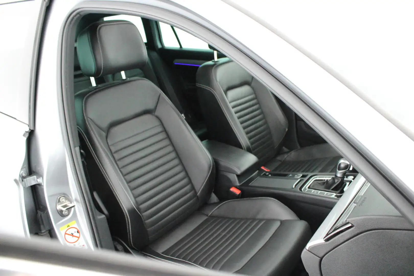 Volkswagen Passat Variant 1.4 TSI 218pk PHEV GTE Business Trekhaak 360Camera Grijs - 2