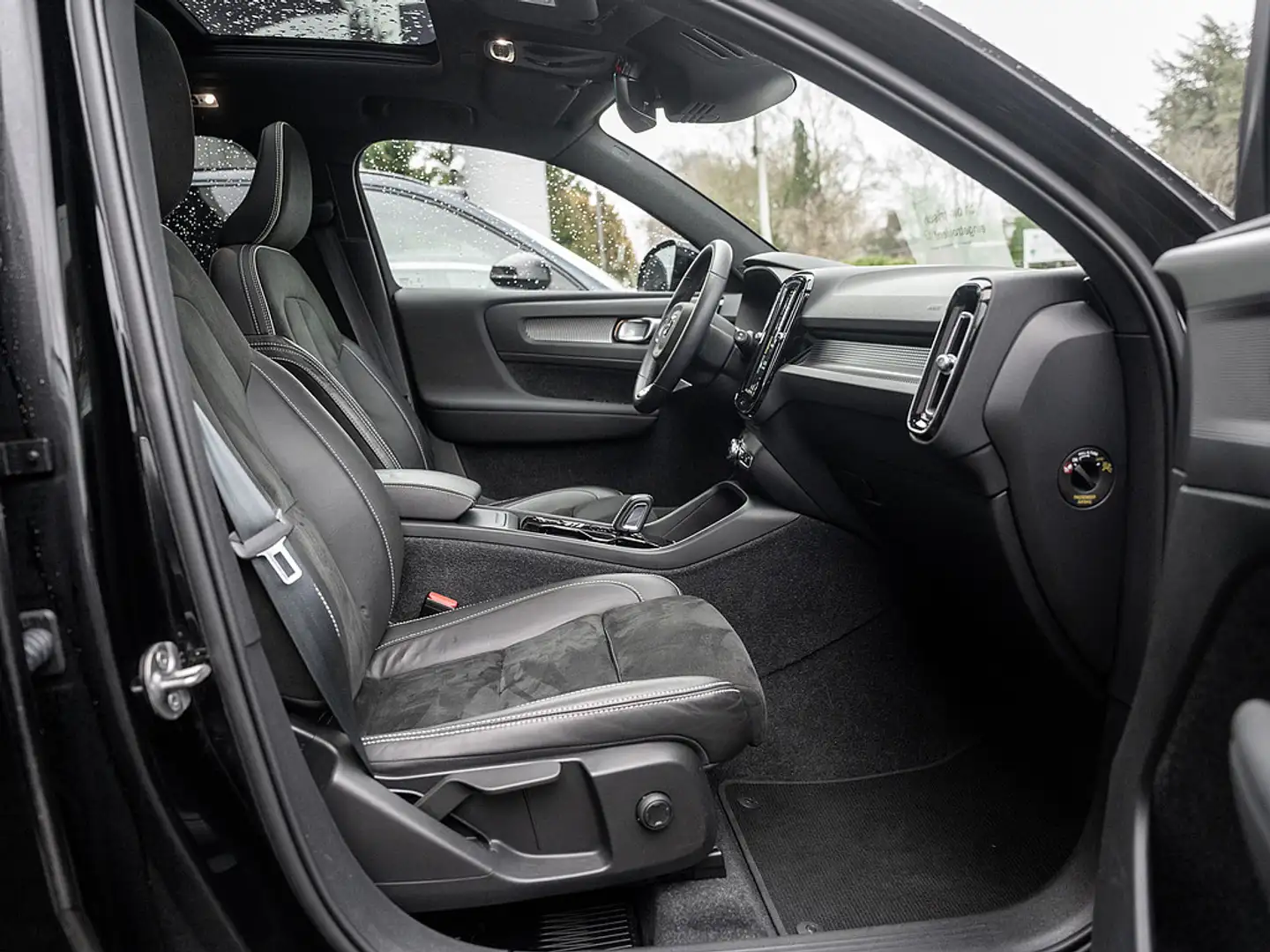 Volvo XC40 B4 R Design Schwarz - 2