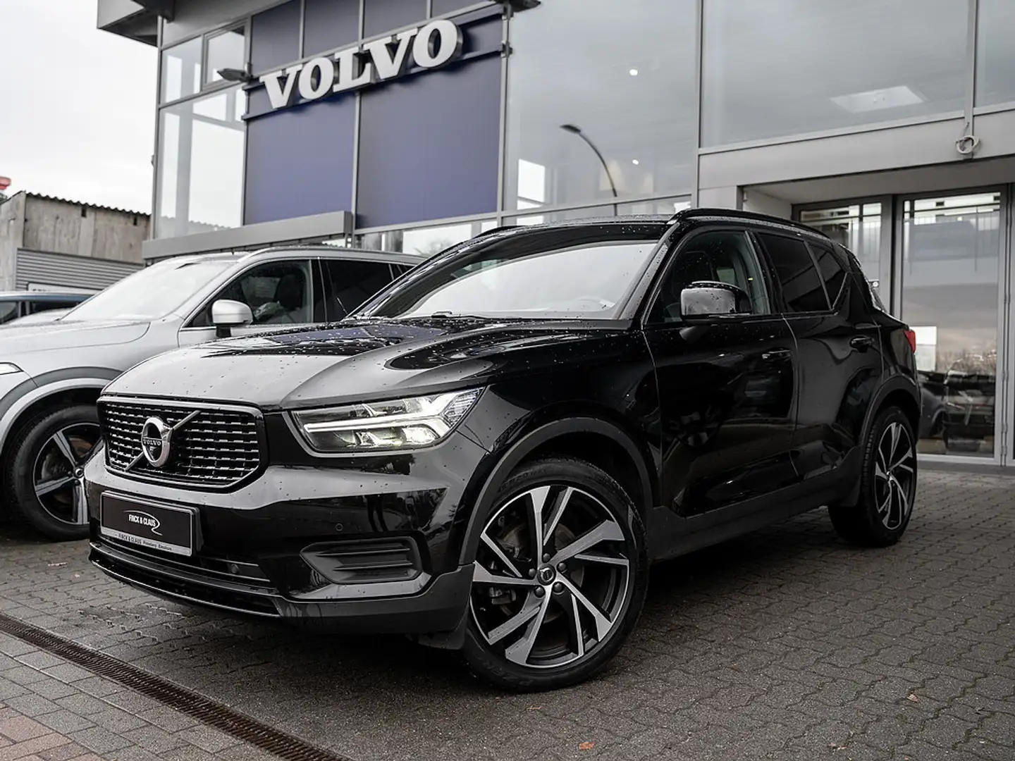 Volvo XC40 B4 R Design Schwarz - 1