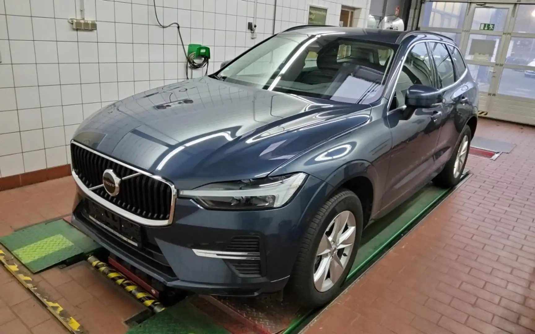 Volvo XC60 B4 (D)  CORE MET+KAMERA+LM18+NAVI+DAB+KLIMA Blau - 2