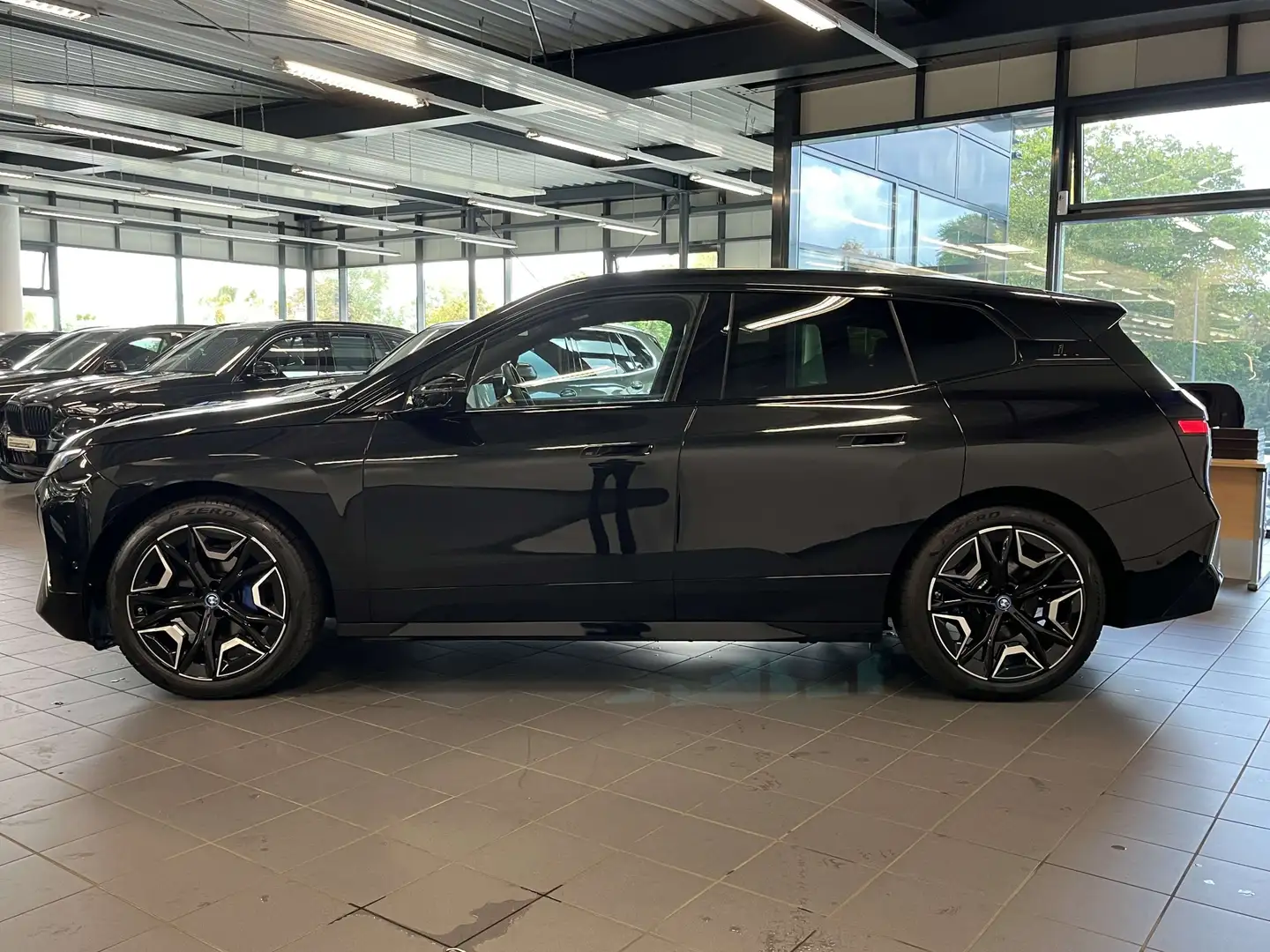 BMW iX xDrive50 M Sport HUD PANO ACC AHK 360°KAM LM Negro - 2
