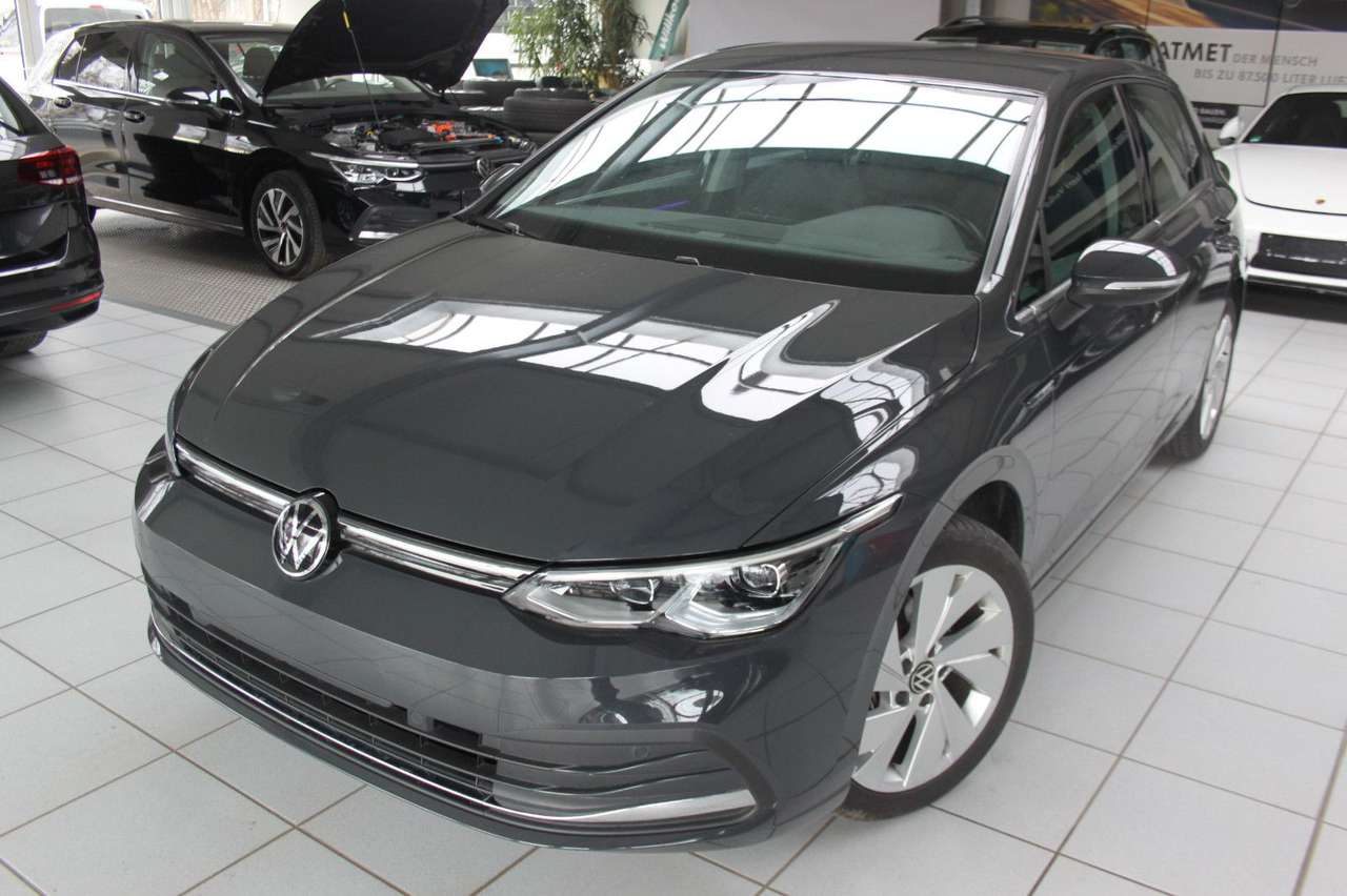 Volkswagen Golf 2022 — VIII Lim. Style/DSG/ACC/STZHZ/NAVI/ALU17"/K