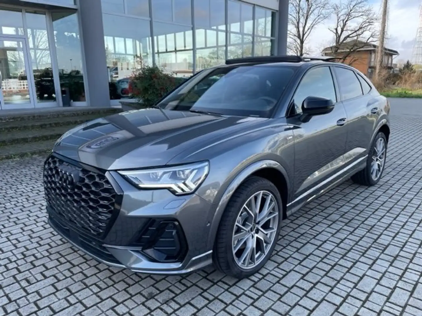 Audi Q3 SPB Sportback 40 TFSI quattro S tronic S Line 20 Grau - 2
