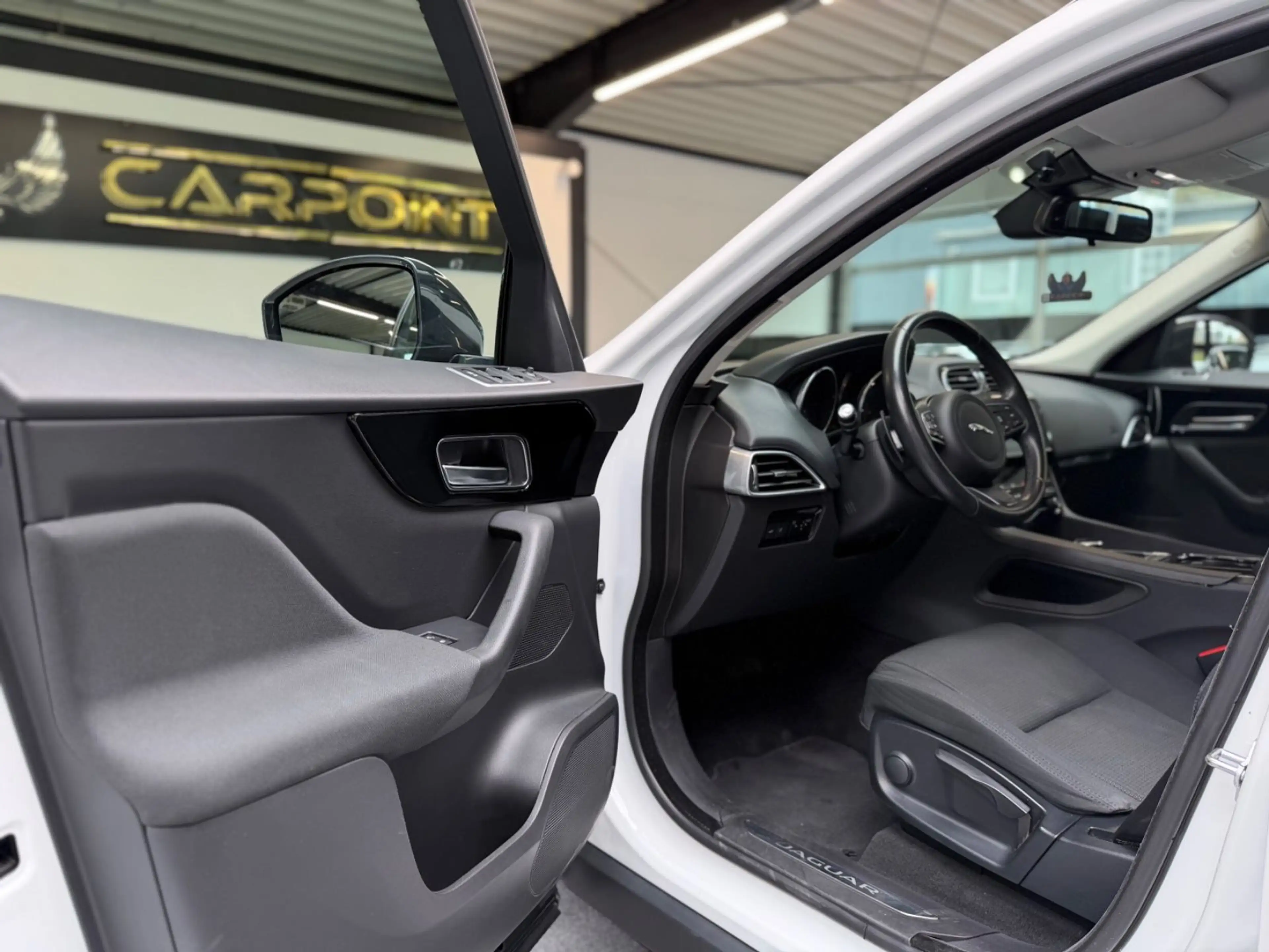 Jaguar F-Pace 2.0l  Pure AWD AHK/LED/Navi/BT/SHZ — photo 9