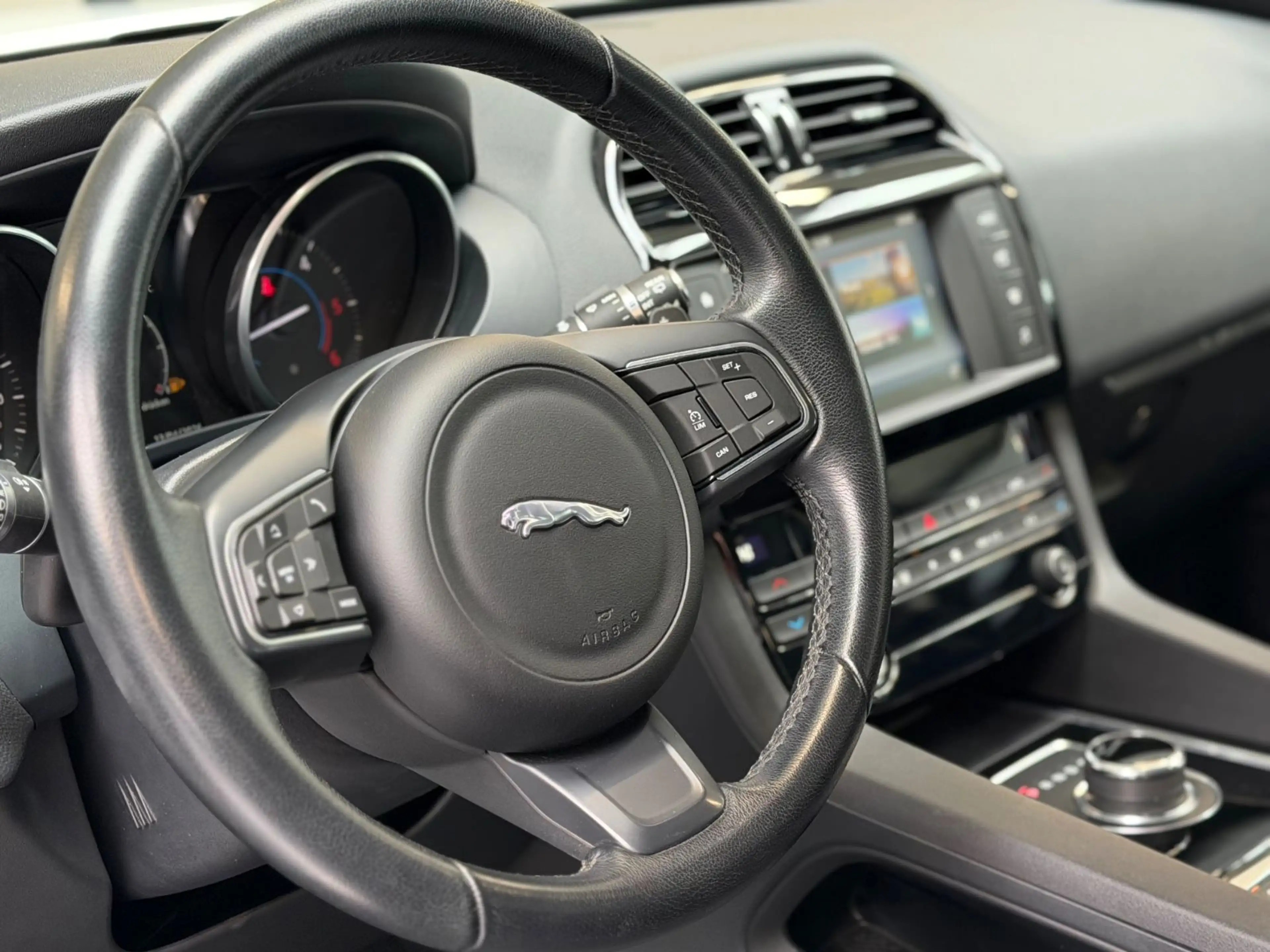 Jaguar F-Pace 2.0l  Pure AWD AHK/LED/Navi/BT/SHZ — photo 12