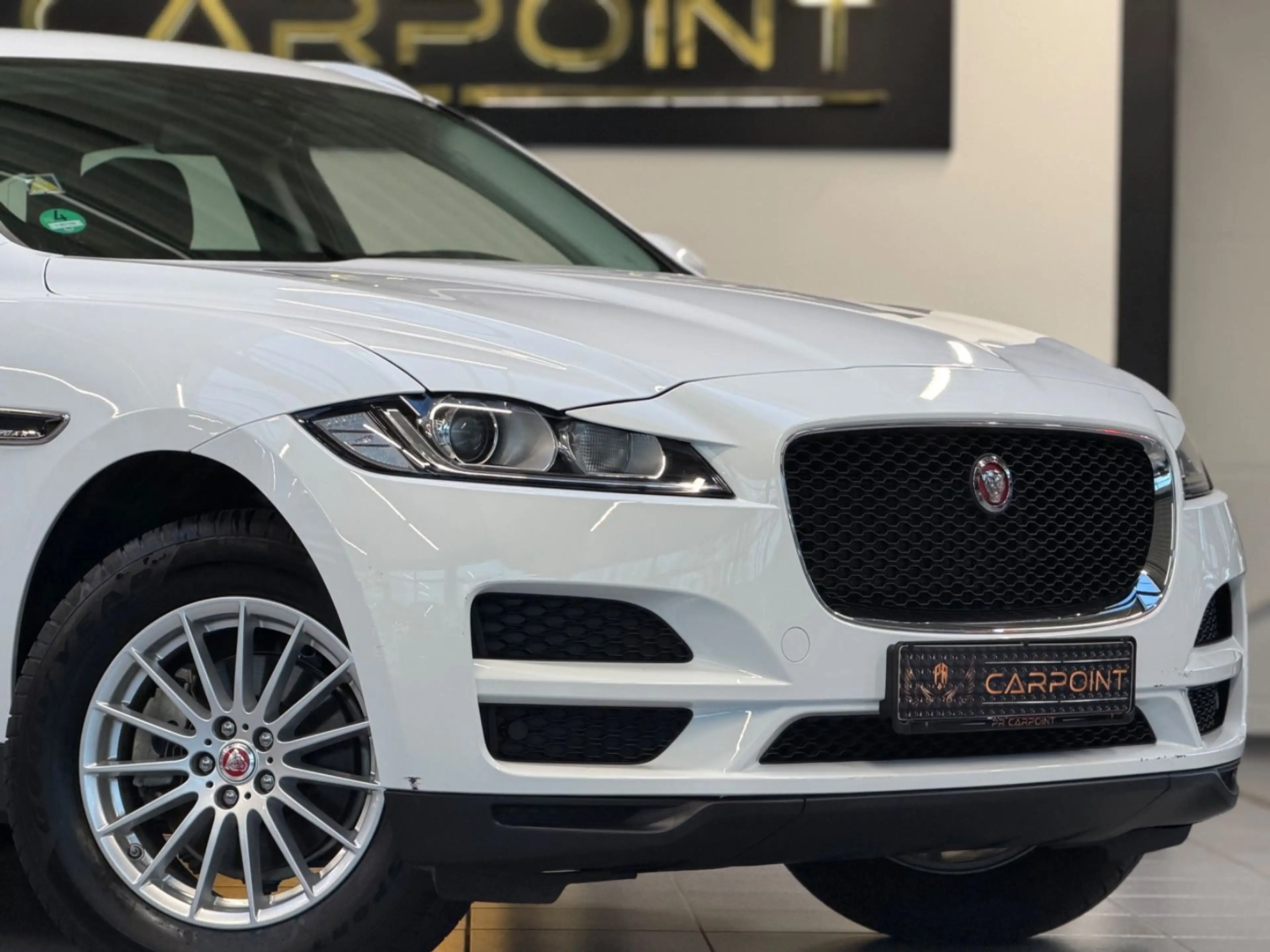 Jaguar F-Pace 2.0l  Pure AWD AHK/LED/Navi/BT/SHZ — photo 2